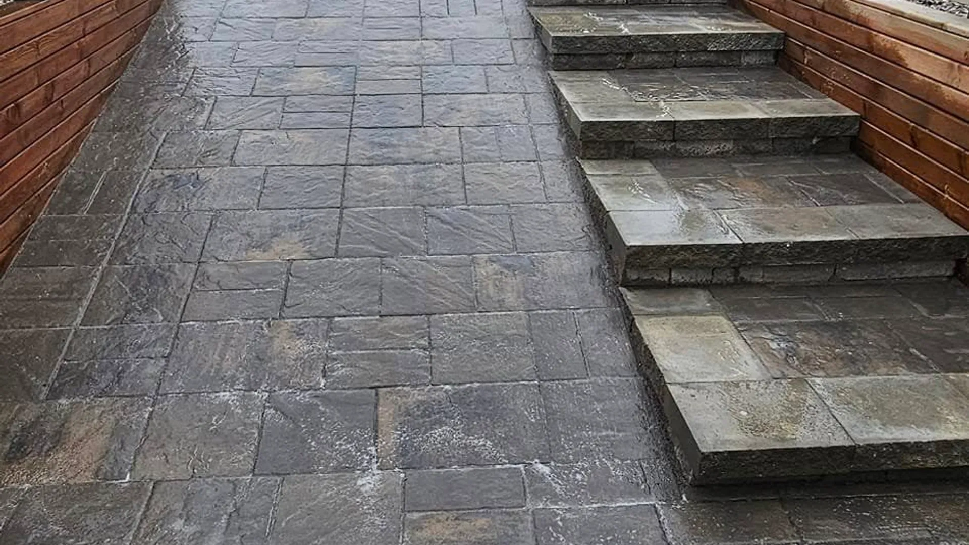 Entrée de pavé uni installée devant une maison à Gatineau