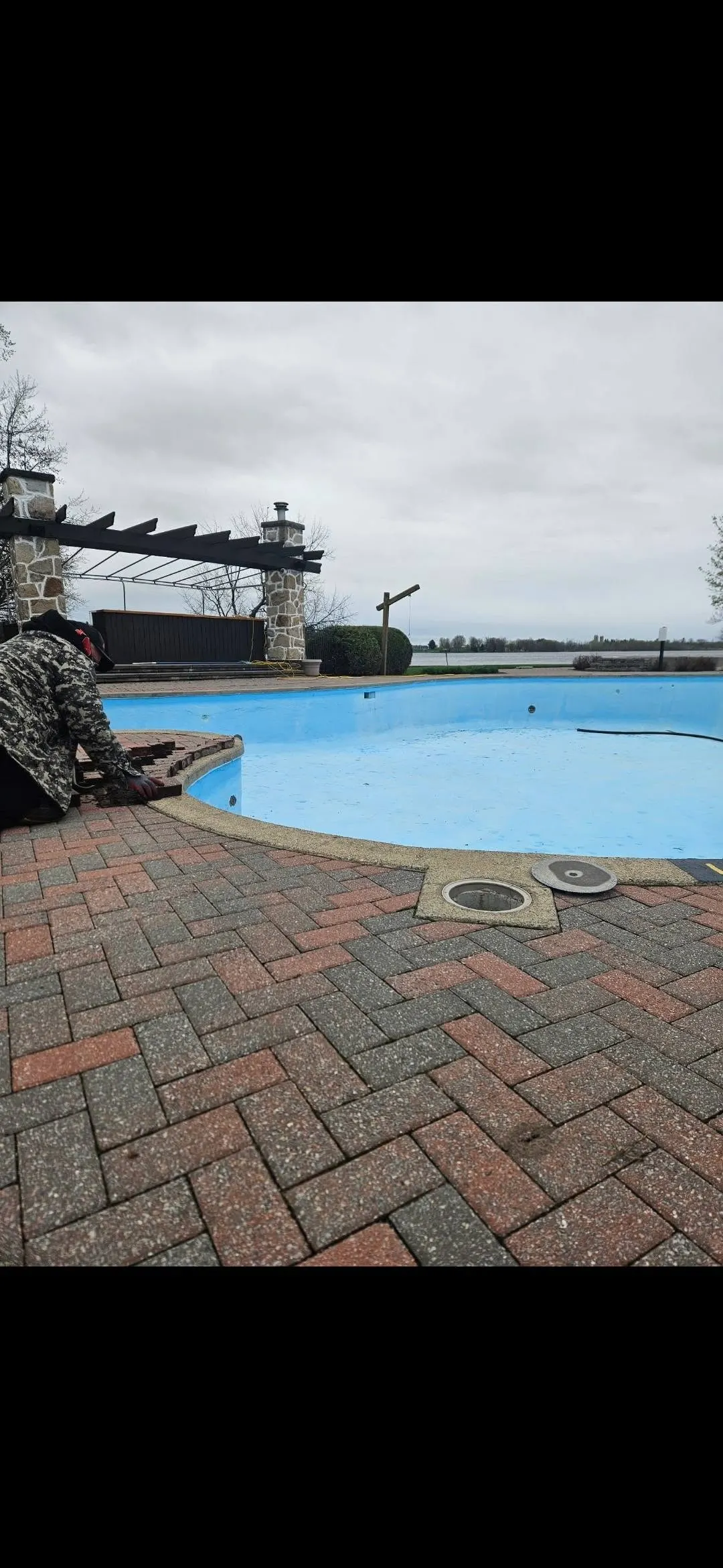 Pourtour de piscine en pavé uni motif chevron