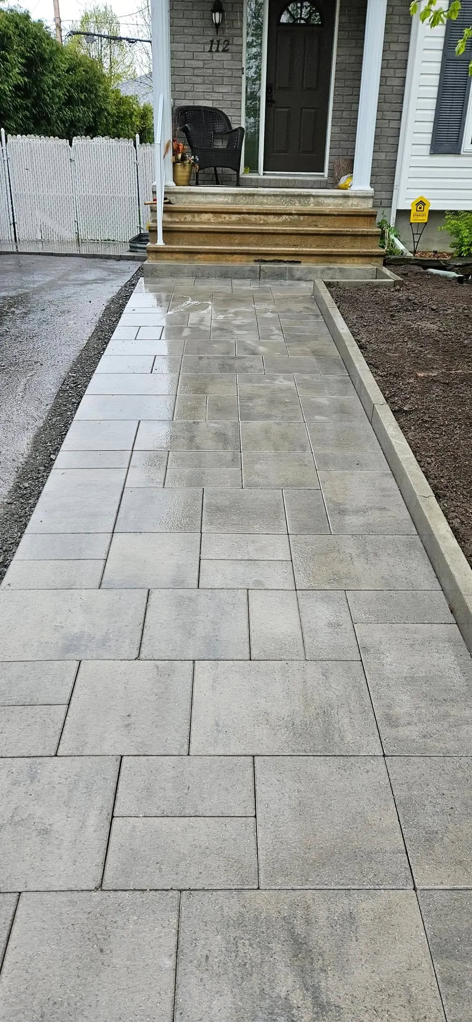 Allée de pavé uni menant à l’entrée d’une résidence