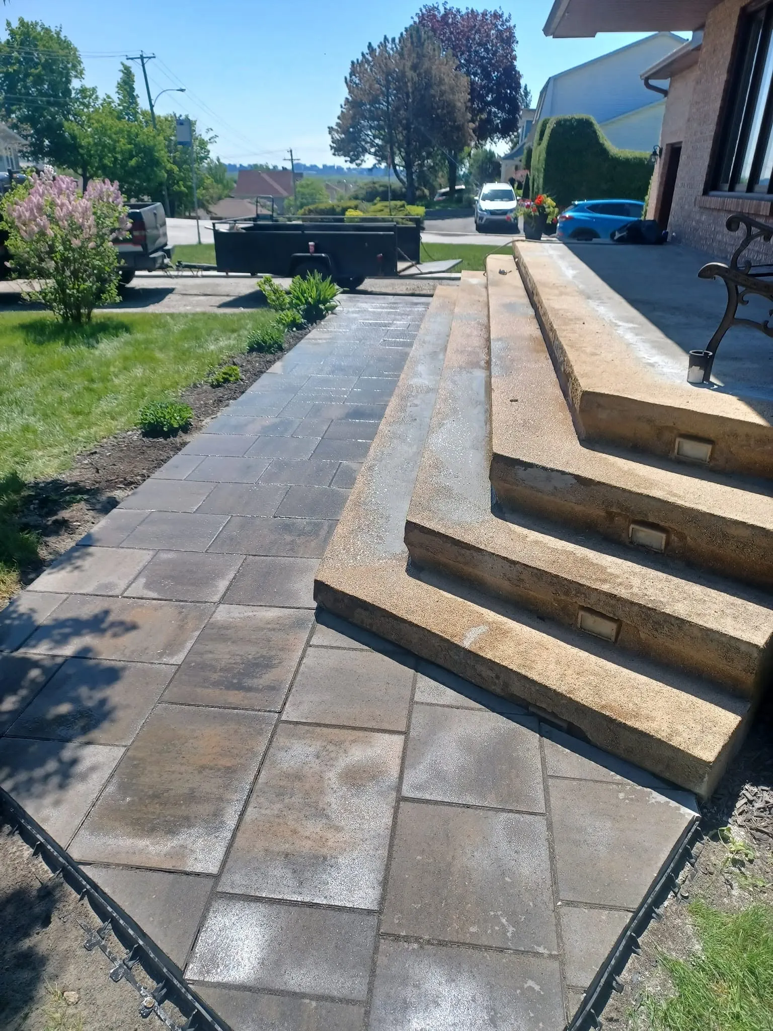 Allée de pavé uni avec marches en pierre taillée