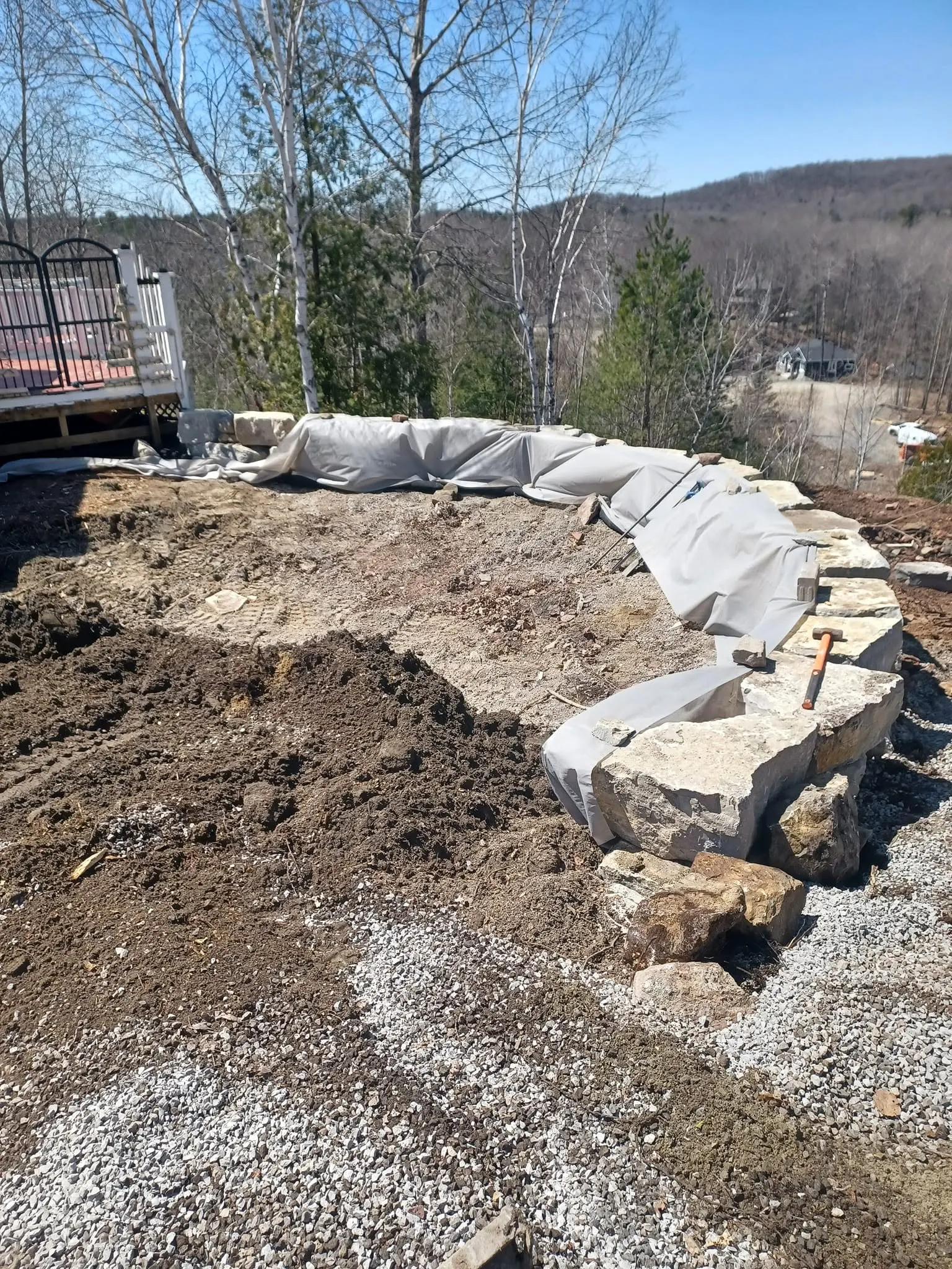Préparation de terrain pour un muret de soutènement