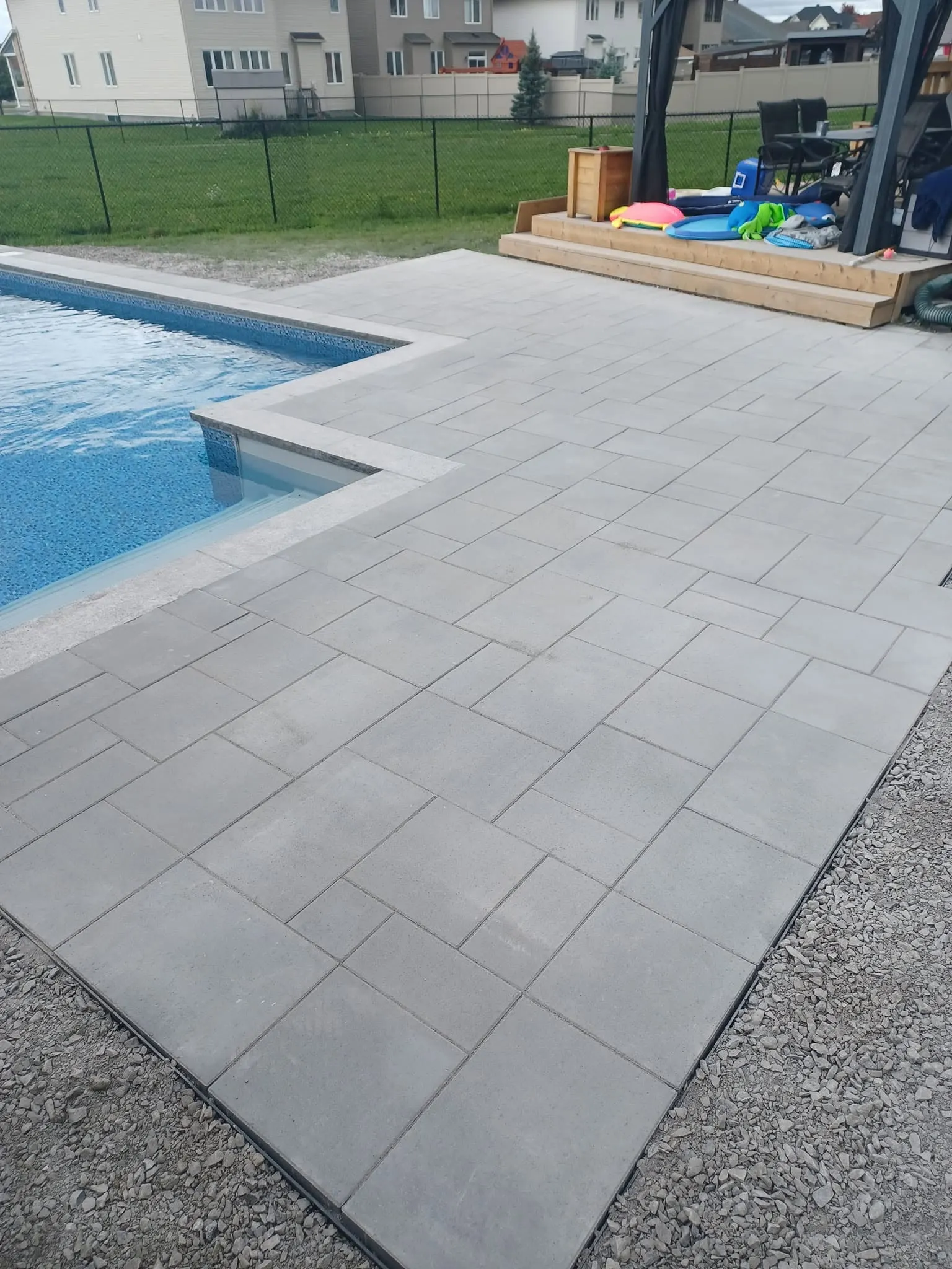 Pourtour de piscine en pavé uni format géant