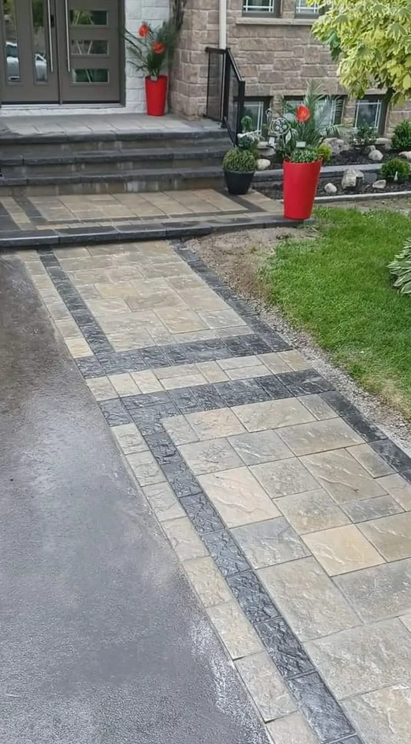 Entrée de pavé uni à motifs devant une résidence